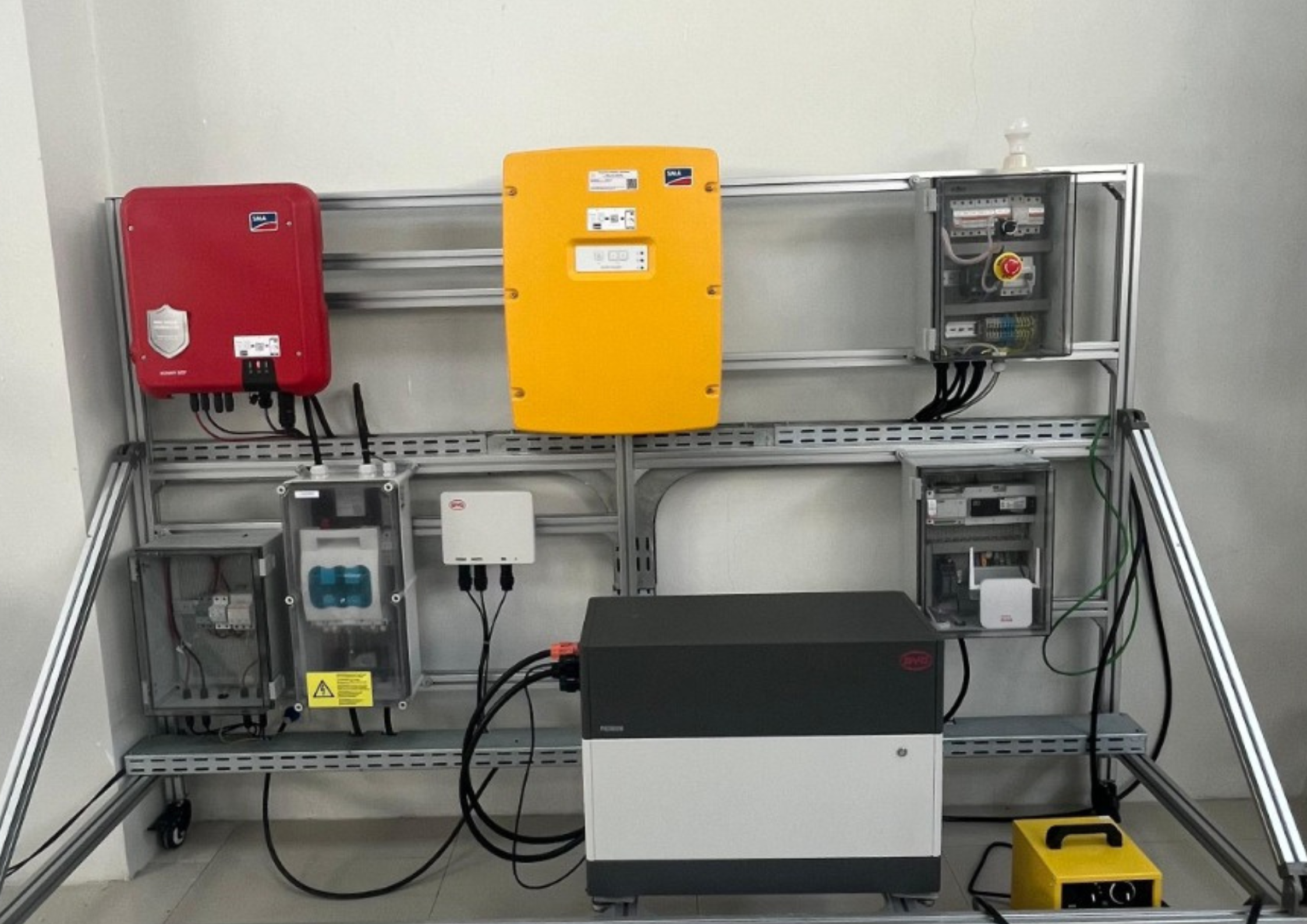 Trainer Pembangkit Listrik Tenaga Surya (PLTS) Grid-Connected / Hybrid Image